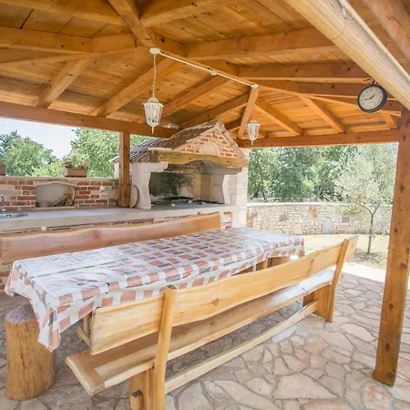 Family Friendly House With A Swimming Pool Buici, - 19720 Holiday home